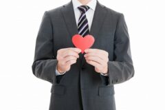 heartを持つ男性