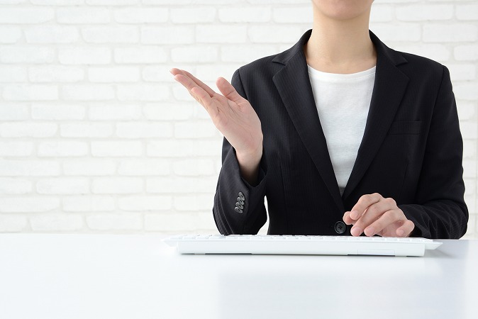 黒いスーツの女性